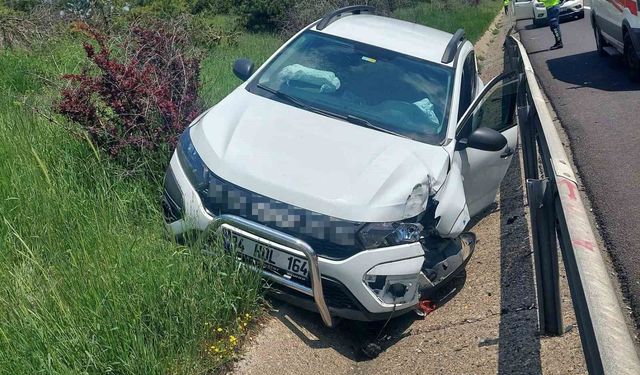 Otoyol'da direksiyon başında uyuduğu iddia edilen sürücü bariyerlere çarptı: 1 yaralı