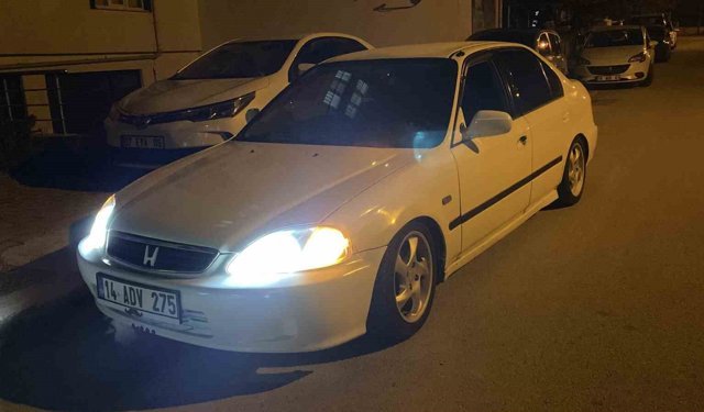 Polisi görünce aracını çalışır vaziyette bırakıp kaçtı