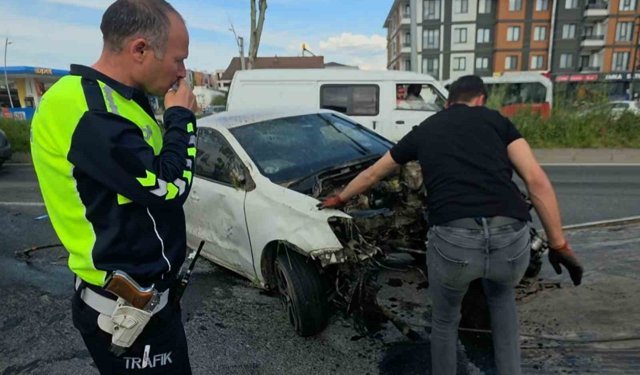 Refüje ve ağaçlara çarpan otomobilin motoru koptu