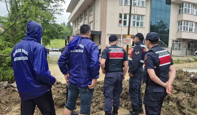 Sağanak nedeniyle sağlık ocağında mahsur kalan hastalar ve sağlık personeli kurtarıldı