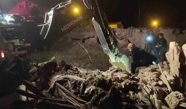Sivas'ta çatısı çöken ağıldaki 13 küçükbaş telef oldu