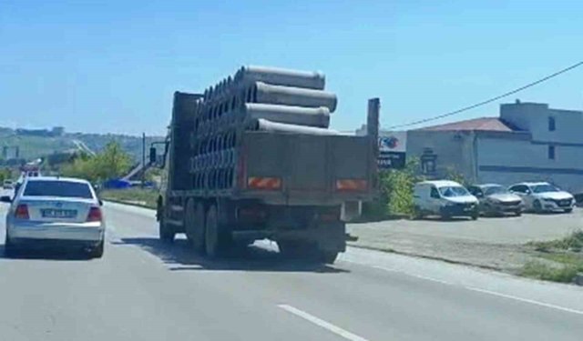 Tır üzerinde önlem alınmadan taşınan beton borular tehlike oluşturdu