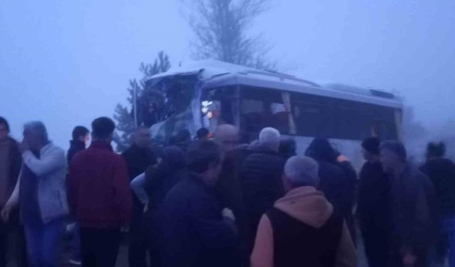 Yolcu midibüsü ile yakıt yüklü tır çarpıştı: 3 yaralı