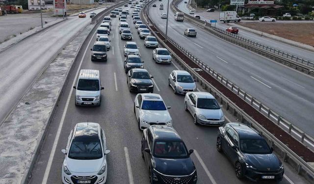 43 ilin bağlantı noktasında yaz tatili hareketliliği: Kaza trafiği durma noktasına getirdi