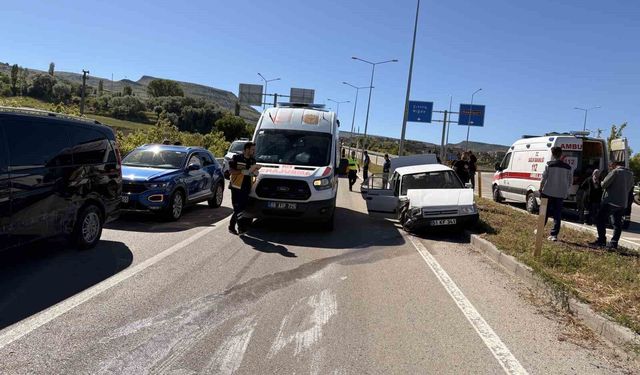 Aksaray'da otomobil minibüse çarptı: 8 yaralı