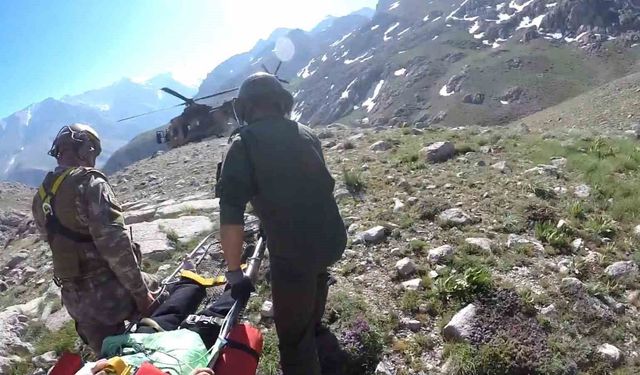 Aladağlar'da mahsur kalan dağcının kurtarılma anları kamerada