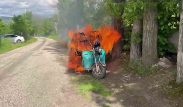 Amasya'da elektrikli motosiklet alev alev yandı
