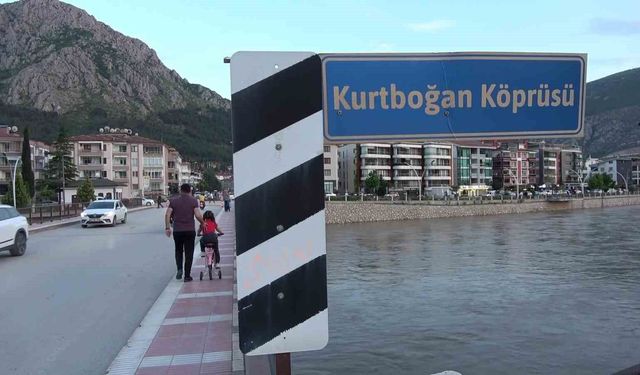 Amasya'da köprü girişinde çökme oluştu