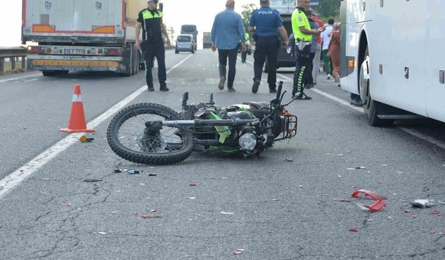 Arızalanan otobüse çarpan motosiklet sürücüsü, otomobilin çarpması sonucu can verdi