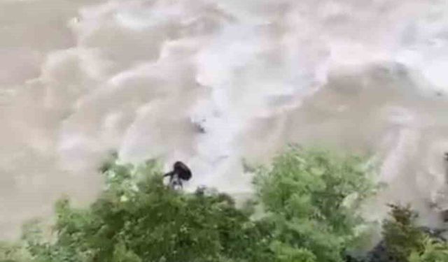 Artvin'de bir otomobil Çoruh Nehri'ne düştü; baba ile oğlu aranıyor