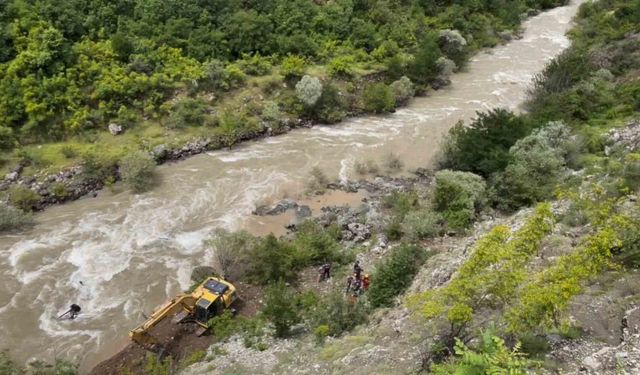 Artvin'de dereye düşen aracı sudan çıkartmak ve baba ile oğlunu bulmak için çalışmalar sürüyor