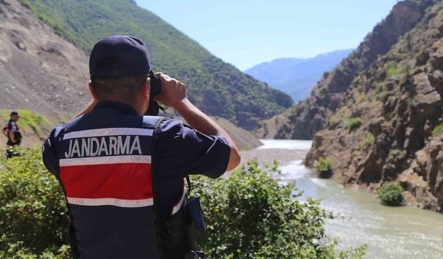 Artvin'in Şavşat Deresi'nde kayıp baba ve oğlunu arama çalışmaları sürüyor
