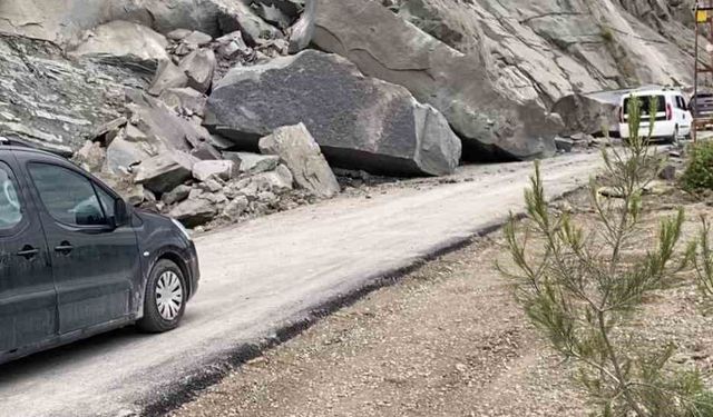 Ayancık'ta heyelan: Köy yolu trafiğe kapatıldı