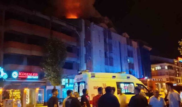 Çaycuma'da 4 katlı binanın çatısında yangın