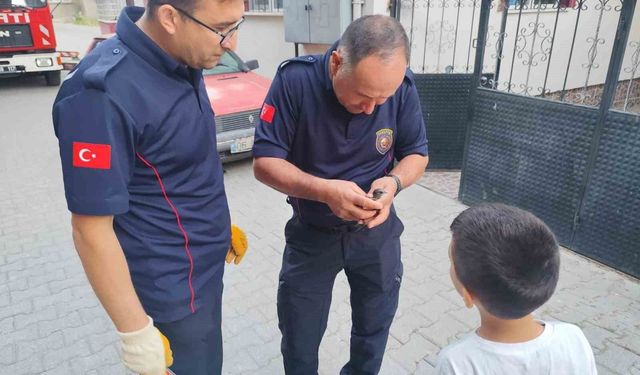Çorum'da çatı kenarına sıkışan kuşu itfaiye kurtardı