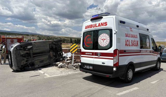 Çorum'da hafif ticari araç ile otomobil çarpıştı: 2'si ağır 5 yaralı