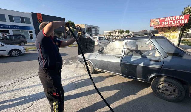 Çorum'da otomobilde çıkan yangını vatandaşlar söndürdü