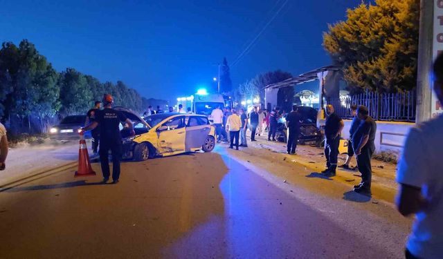 Düğün salonu önünde kaza: 4 yaralı