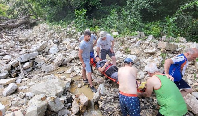 Düzce'de şelalede yürüyüş yaparken yaralanan turist kurtarıldı