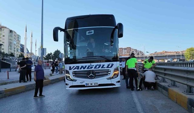 Ehliyetsiz sürücü, otomobil ve yolcu otobüsüne çarptı: 40'ar bin lira ceza kesildi