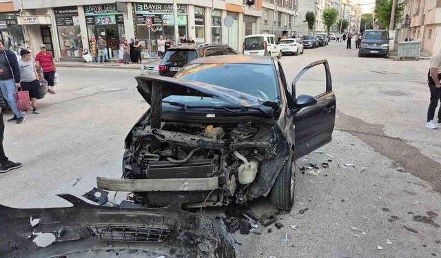 Eskişehir'de kavşakta 2 araç çarpıştı: 2 yaralı