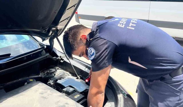 Eskişehir'de motor bölümüne sıkışan kediyi itfaiye ekipleri kurtardı