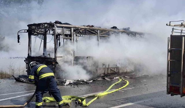 Eskişehir'de seyir halindeki belediye otobüsü yanarak kullanılamaz hale geldi