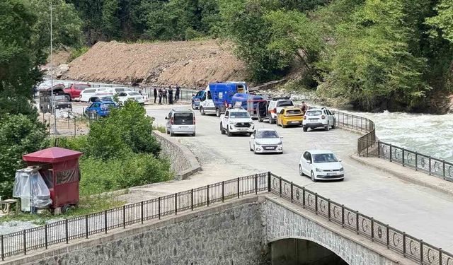 Eşyaları dere kenarında bulunan şahıs için arama çalışması başlatıldı