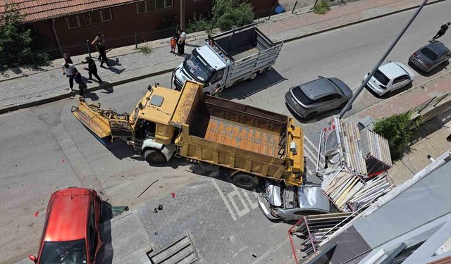 Freni tutmayan kamyon 4 araca çarparak durdu