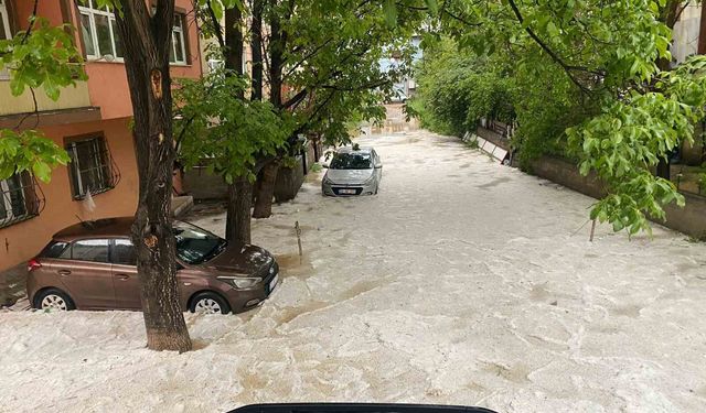 Gümüşhane'de dolu ve sağanak hayatı felç etti