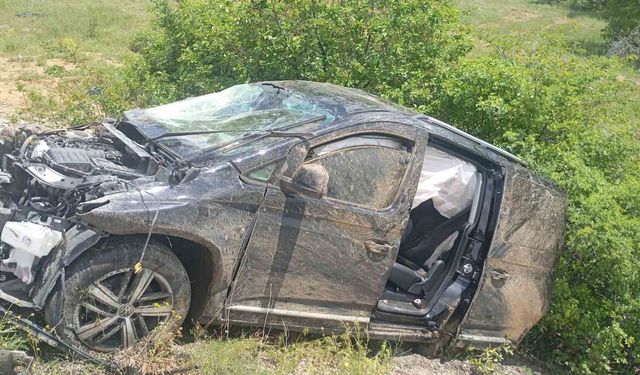 Gümüşhane'de hafif ticari araç şarampole devrildi: 1 ölü, 2 yaralı