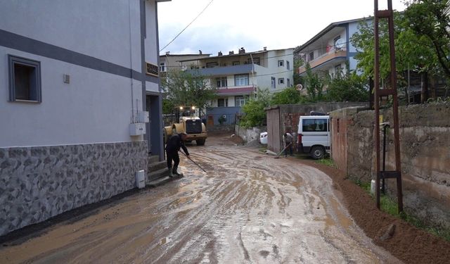 Gümüşhane'de sel nedeniyle bir ev, ahır ve 4 araç zarar gördü