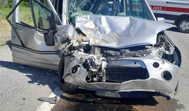 Hafif ticari araç ile kamyonet çarpıştı: 6 yaralı