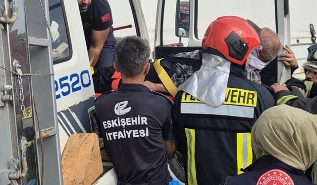 İki kamyonun karıştığı kazada sıkışan sürücüyü itfaiye ekipleri çıkardı