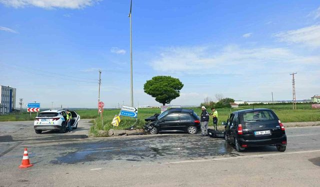Kavşakta 2 otomobil çarpıştı, 7 kişi yaralandı