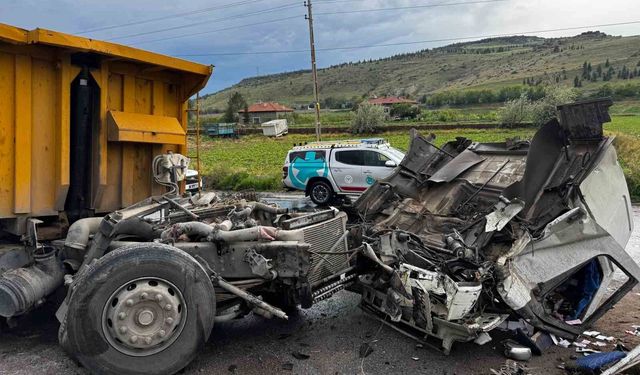 Kayseri'de hafriyat kamyonu ile lokomotif çarpıştı: 2 yaralı