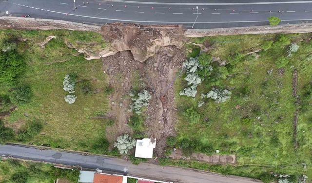 Kayseri'de istinat duvarı çöktü, bir ev zarar gördü