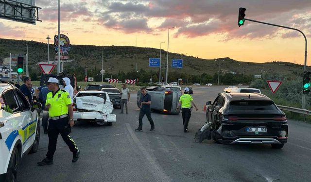 Kayseri'de otomobil trafik ışıklarında bekleyen 4 araca çarptı: 4 yaralı