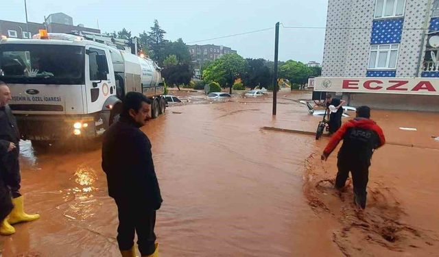 Kırşehir'de sağanak yağış sele dönüştü