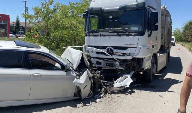Lüks otomobil hurdaya döndü, sürücü ağır yaralandı