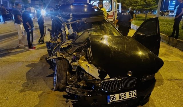Minibüs ve otomobil çarpıştı: 2 kişi yaralandı