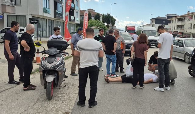 Motosiklet sürücüsü otomobile çarpmamak için frene basınca savruldu: 1 yaralı
