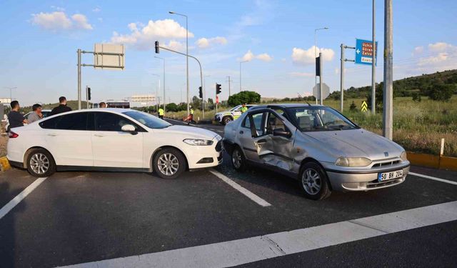 Nevşehir'de kırmızı ışık ihlali zincirleme kazaya neden oldu: 2 yaralı