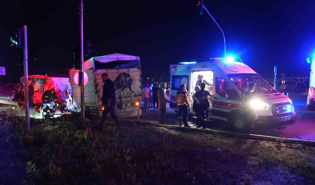 Niğde'de 3 aracın çarpıştığı kazada 1'i ağır 10 kişi yaralandı