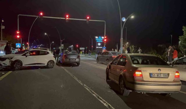 Niğde'de 5 aracın karıştığı zincirleme kaza: 2 yaralı