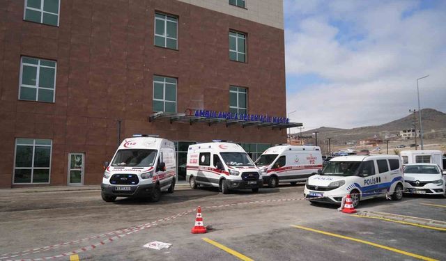 Niğde'de araç şarampole devrildi: 5 kişi yaralı