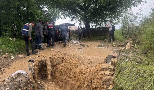 Niğde'de sağanak sele neden oldu: Sel sularına kapılanlar var