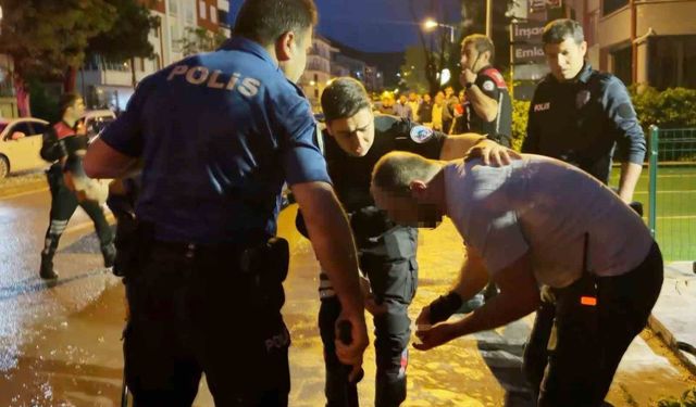 Öfkeli baba, kızını rahatsız eden gencin kulağını kesti: 1'i polis 2 yaralı