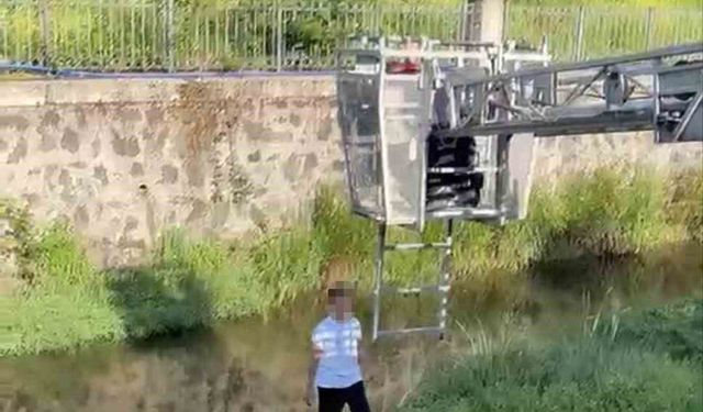 Oltasını almak isterken derede mahsur kalan çocuğu itfaiye ekibi kurtardı