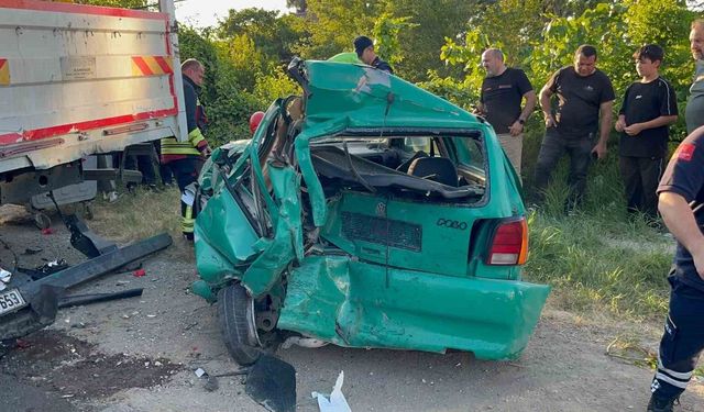 Ordu'da minibüs park halindeki araçlara çarptı: 3 yaralı
